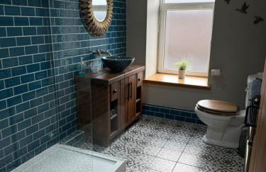 Distillers Cottage, Peaceful rural retreat in Lanarkshire, onsite craft distillery, hot tub, bbq hut, central for exploring Scotland - Photo 17