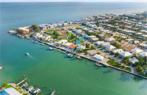 Sunset Harbor Waterfront Villa with Dock Cabana Club - Foto 45