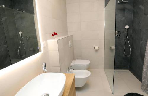 New luxury air-conditioned apartment, with jacuzzi, free parking and gardens - Foto 19