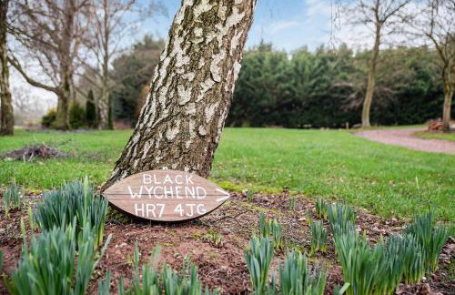 Luxury country oak beamed peaceful retreat - Photo 2