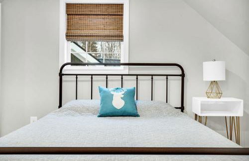 Thomas Trail - Game Room, Fire Pit, 1 min to Ski Mountain & Shared Beach! - Foto 35