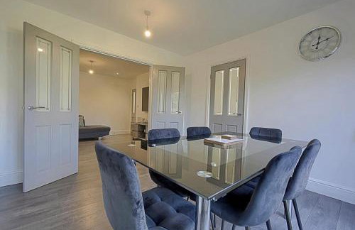 Comfortable 3-Bed Home - Driveway Parking - Foto 27