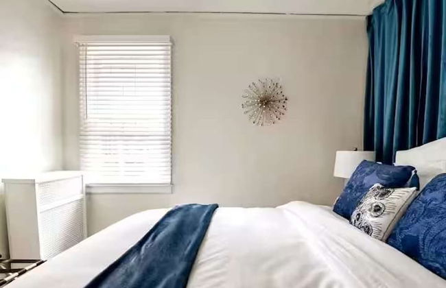 Gather Around the Mid-century Table at a Tranquil Haven - Foto 30