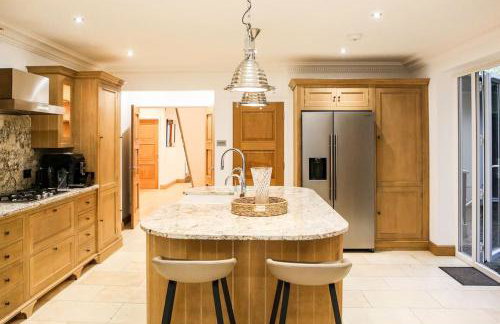 Hot Tub/Football Court/Sleeps 12/Luxury Villa - Photo 18