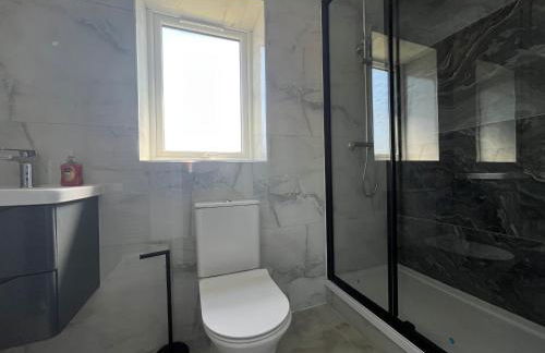 Brand New, Immaculate 3 Bed 3 Shower room House - Foto 20