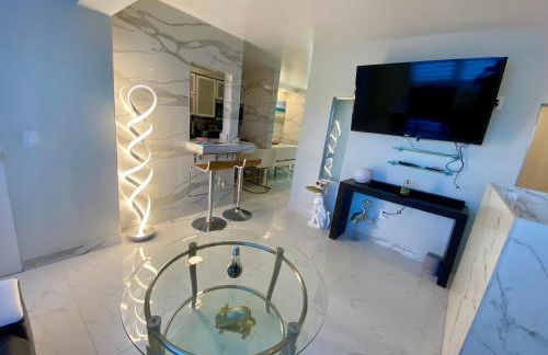 Luxurious remodeled direct Waterfront apartment with Miami skyline view- Free parking- 5min drive to Miami Beach - Foto 16