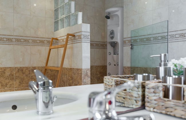 290m² Villa with Pool close to the Airport - Foto 26