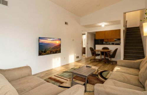 3BR Townhouse with Free Parking Near Downtown Ohio - Foto 1