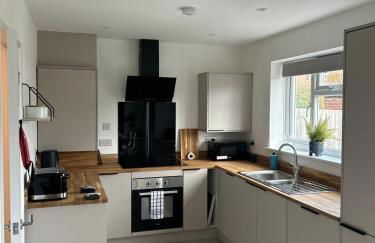 Briants, for Families & Contractors - Free Parking - Photo 25