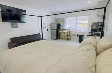 New Mid Miami Beach apt free parking and beach access - Foto 5