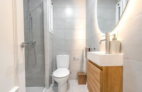 Barcelona Stadium Luxury Apartment - Photo 18