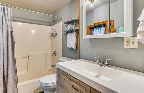 Less Than 8 Mi to Gore Mountain! Family Cottage with Porch - Foto 19