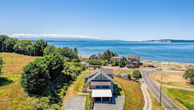 Private Beach Access + Water Views! Sleeps 18, Historic 6bdr Farmhouse w/ Deck - Foto 2, Imagen principal