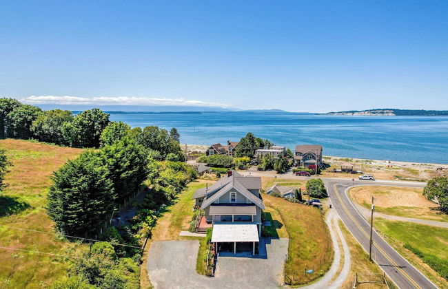 Private Beach Access + Water Views! Sleeps 18, Historic 6bdr Farmhouse w/ Deck - Foto 1