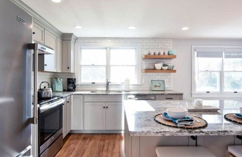 Wrap-Around Porch Mins to Beach - Foto 7