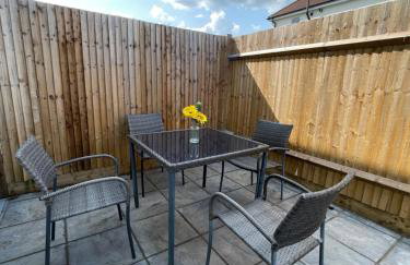 Elegant 3-bed apartment with FREE onsite PARKING in Enfield - Out door Patio - Big savings on Longer Stays - Photo 41