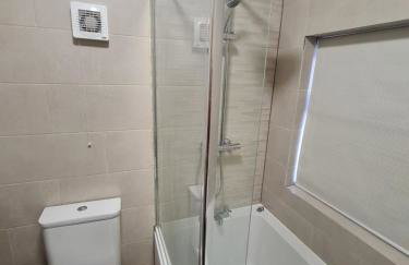 Whole House - 4 Bedrooms - Parking - Sleeps 8 - Foto 37