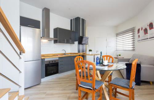 Apartamento Minimalista con Terraza, WiFi y a 1 Minuto de la Playa - ES-279-4 - Foto 1