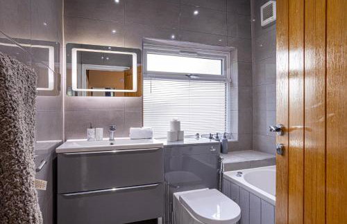 Newly Refurbed 5 Bed House for Contractors, Families & Relocation- Cosely Wolverhampton - Foto 32