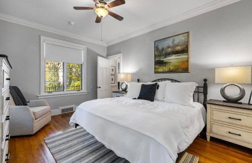 Stylish Mountain Retreat with Sunroom and Pergola - Foto 35