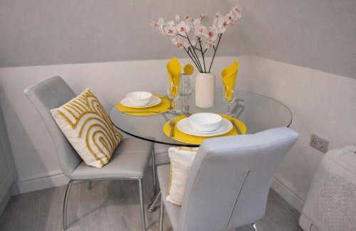 Beautiful cosy attic studio flat king size bed in central Beeston in Nottingham - Photo 2