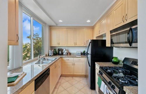 Beverly Hills Glamour Oasis 2 BR Apt with Parking 304 - Photo 9