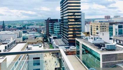 Award Winner of 2026 &2025 traveller & Best guest rated apartment, two bedroom, #1 Leeds city centres most central location, Great 180 degree views,balcony , PARKING onsite, Netflix & WiFi - Foto 1