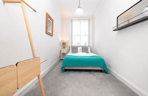 JOIVY Iconic Cockburn Street 4 Bedroom Apartment: Heart of Old Town - Foto 58