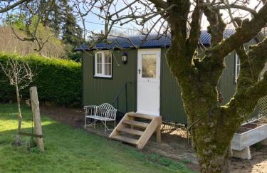 Green Valley, Cotswold stay with hamper - Photo 1