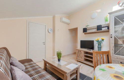 Modernes Apartment mit traumhafter Aussicht, Pool, Privatparkplatz, WiFi - Photo 19