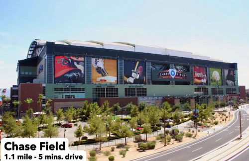 Modern 2BD DT - Balcony, Gym, W-D, Parking - Sleeps 8 - Photo 4