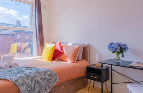 4-Bed Family House in Leeds with park view - Foto 20