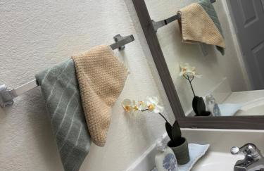 Modern 3BR Retreat with Comfort & Style Near Disney - Foto 26