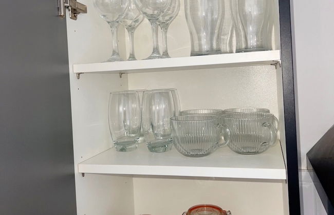 City Centre 1-bed Apartment in Preston With Sky - Photo 4