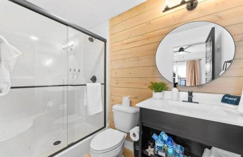 The Luxx - ALL NEW / 4 BD / Poolside / Hot Tub / Lake View - Foto 15