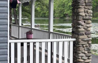 Lakefront Couples Retreat in the Poconos - Foto 7
