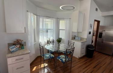 Walk to waves Beautiful 3-Bedroom with pool steps from beach - Foto 24