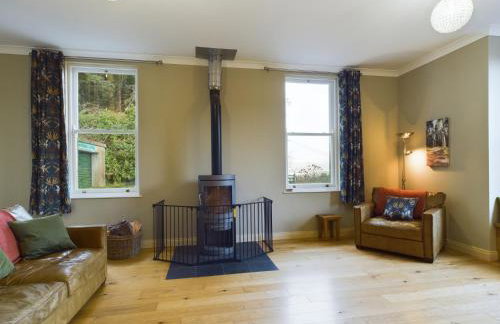 Mourne Mountain Bliss, Rostrevor 4BR Cottage with Patio & BBQ ideal for a relaxing getaway - Photo 9