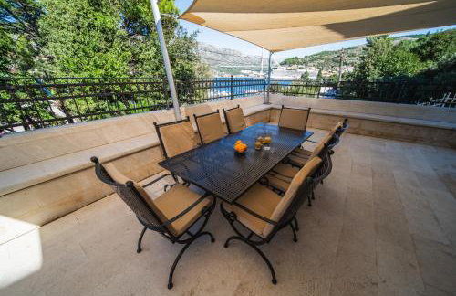 City Beach Villa with Pool and Sea View - Foto 44