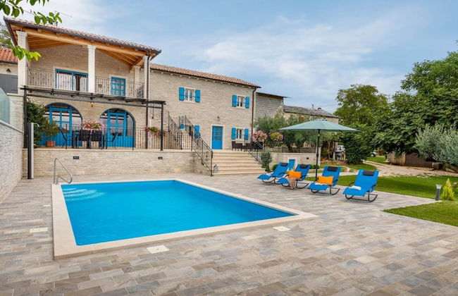 Stylish Villa With Swimming Pool and Garden - Photo 1