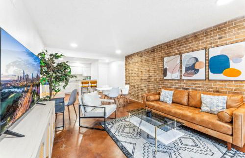 Heart of SoCo 2BR and 1BR King Suites with Free Parking, Pool, and Laundry Center - Foto 1