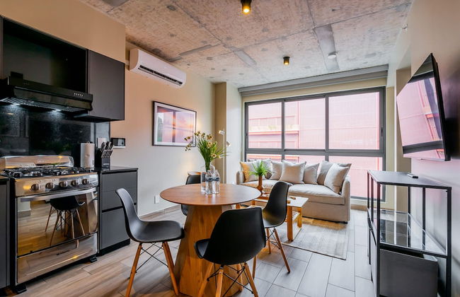 w Majestic 1BR w Great Pool in Centriqo - Foto 1