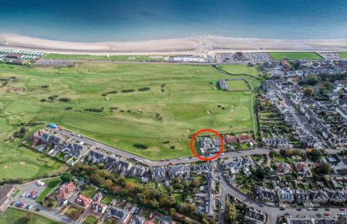 Stunning Central Villa by Golf Course & Beach - Foto 39