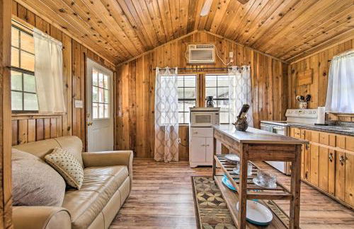 Couples Cabin with Luxury Deck, 1 Mi to Canyon Lake! - Foto 1