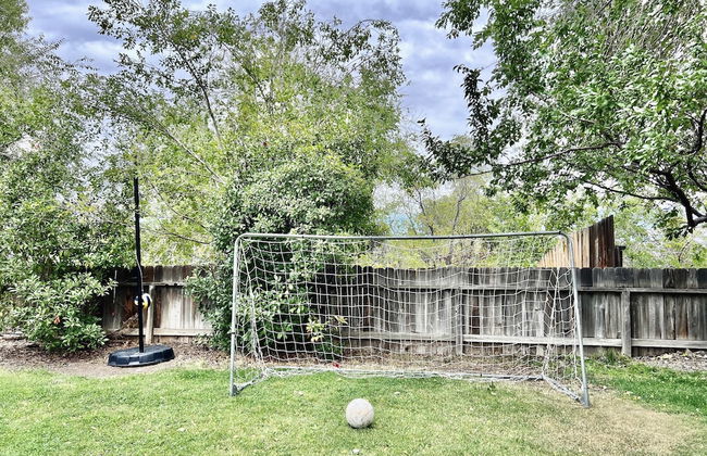 DT Reno - 4BR Home w Patio BBQ Grill Games Room - Foto 48