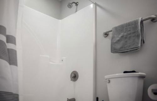 Cozy 2BR Getaway, King Bed, Free Parking - Foto 14