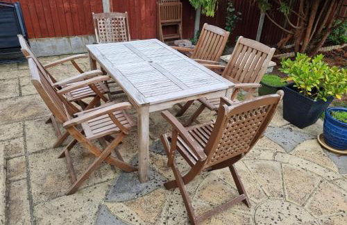 Central to town, 4 bedrooms, sleeps 8, parking for 4 plus cars - Foto 7