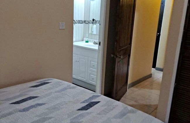 Holiday House Second floor Ste - Photo 14