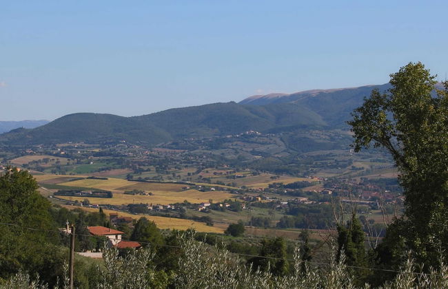 Stunning Farmhouse with Swimming Pool & Hot Tub in Umbria - Photo 34