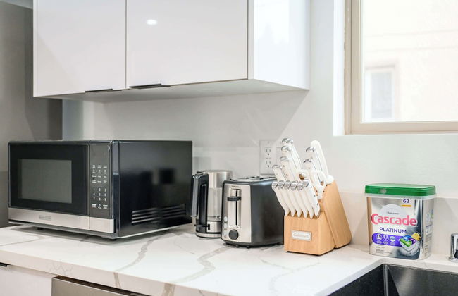 Not Affected by the Fire/modern 5BR Home With Full Amenities & Parking #2 - Foto 25